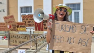 «Esta playa es nuestra»: qué hay detrás de las protestas contra el turismo masivo en Islas Canarias