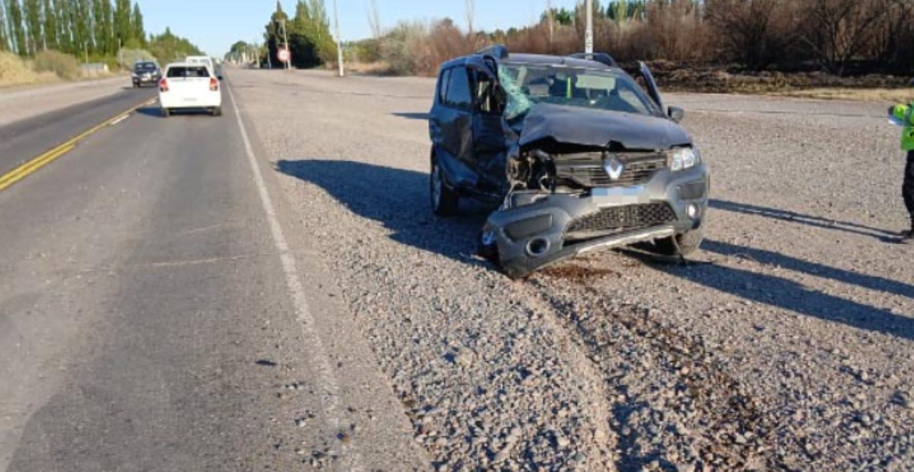 El accidente fue en Ruta 22, en uno de los accesos a Cervantes. Foto:  La Comuna de Regina.