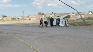 Murió un motociclista en Viedma tras chocar contra una camioneta del servicio penitenciario