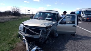 Choque en el cruce de las Rutas 22 y 251, cerca de Río Colorado: impactaron una camioneta y un camión