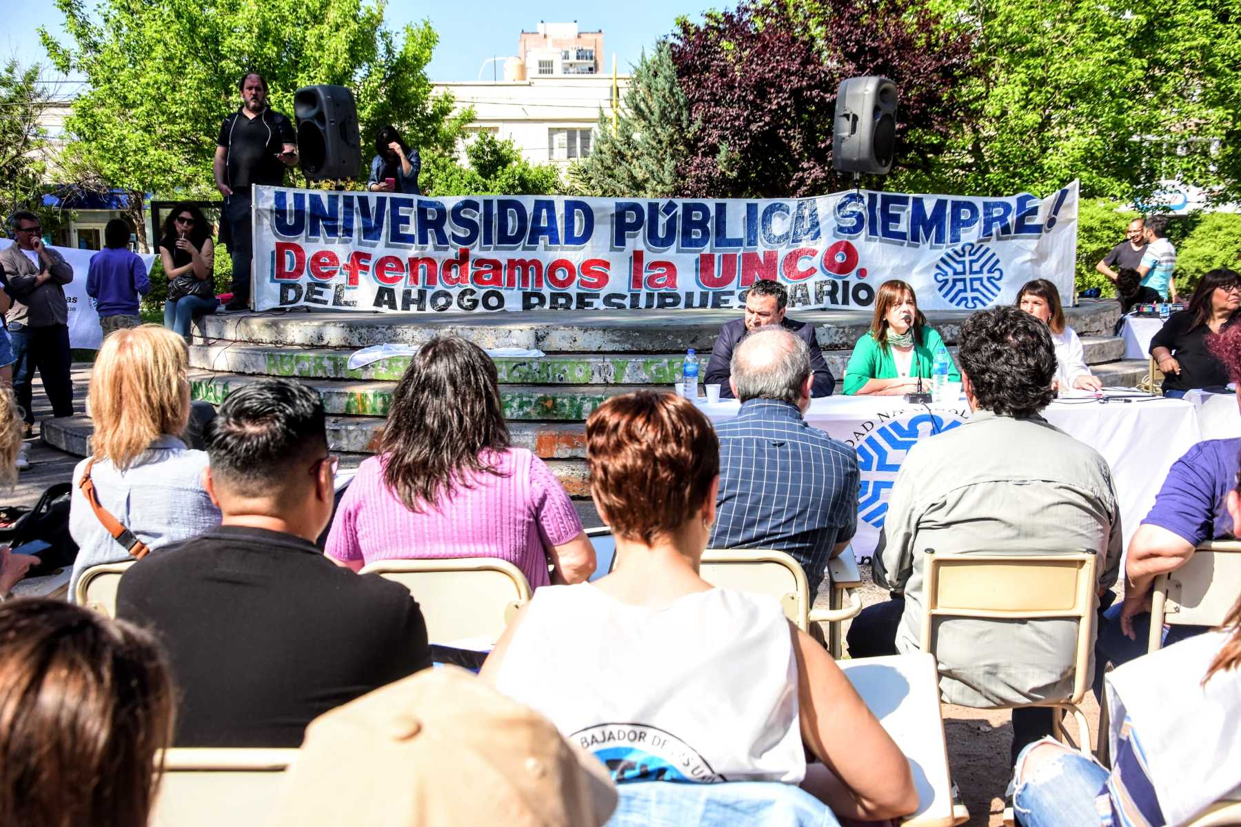 En la tomada Facultad de Psicología y Ciencias de la Educación de la Unco en Cipolletti  sesionó el Consejo Superior.  Foto Ceci Maletti.