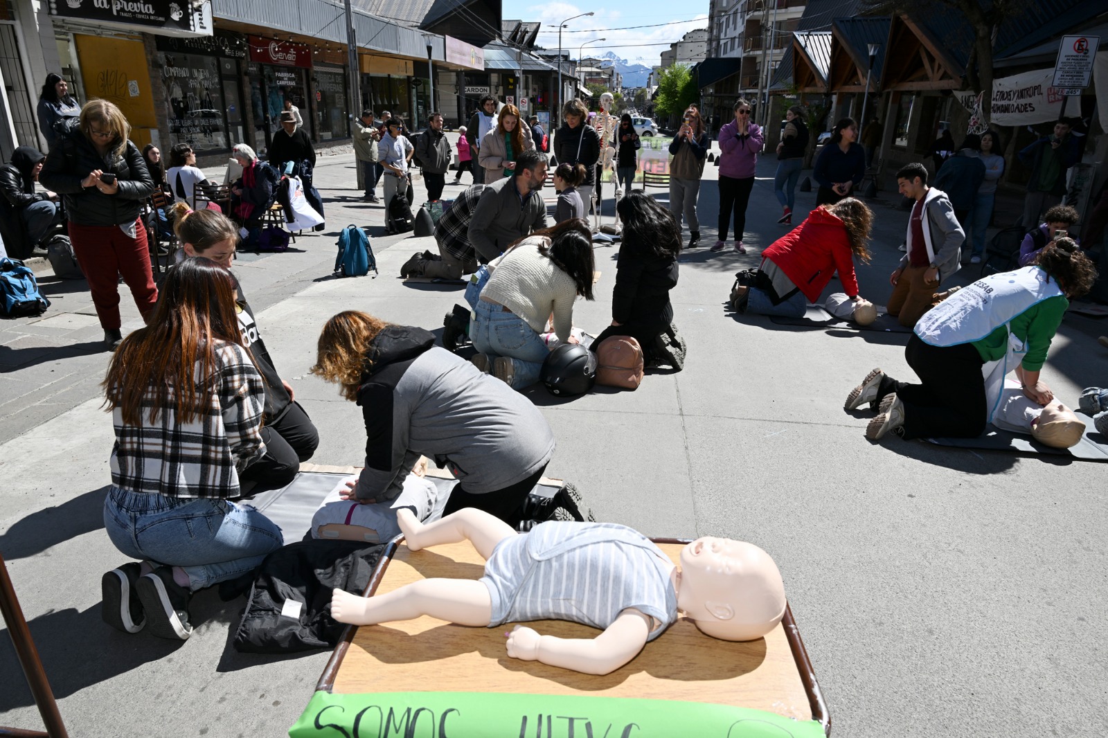 Docentes y estudiantes de la UNRN realizaron una clase callejera para instruir sobre el comportamiento ante una emergencia. (Alfredo Leiva)