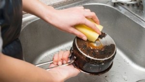 Cómo limpiar una olla quemada con coca, bicarbonato y vinagre