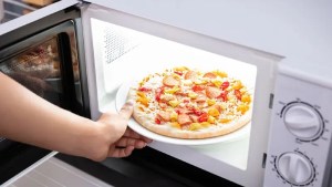 Cómo hacer una pizza en microondas y que parezca recién salida del horno