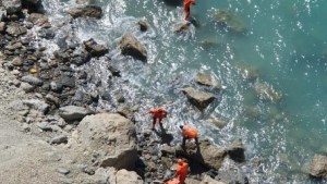 Increíble: cayó de un barranco de 40 metros al mar y sobrevivió, en Comodoro Rivadavia