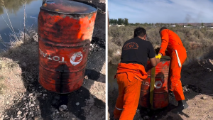 Video | Hallaron un tambor de aceite mineral usado que se derramó sobre un canal de Neuquén: «Es perjudicial»