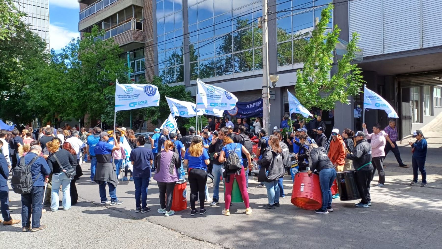 Trabajadores de AFIP realizaron un corte en el centro de Neuquén. Foto: Gentileza