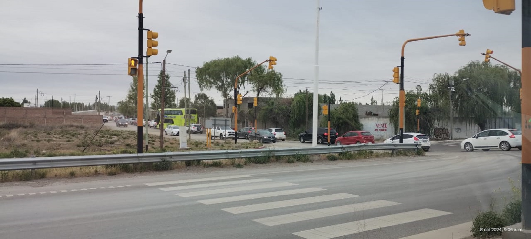 Trabajadores municipales de Senilla sostienen el corte total en Ruta 22. (Foto: Gentileza).