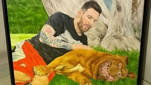 ¡Lionel Messi recibió un increíble regalo! El retrato a mano de él junto a su gigante perro en un cuadro 