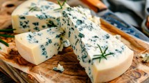 Imagen de Queso azul y roquefort, parecen lo mismo pero no lo son: ¿Cuál es la diferencia?