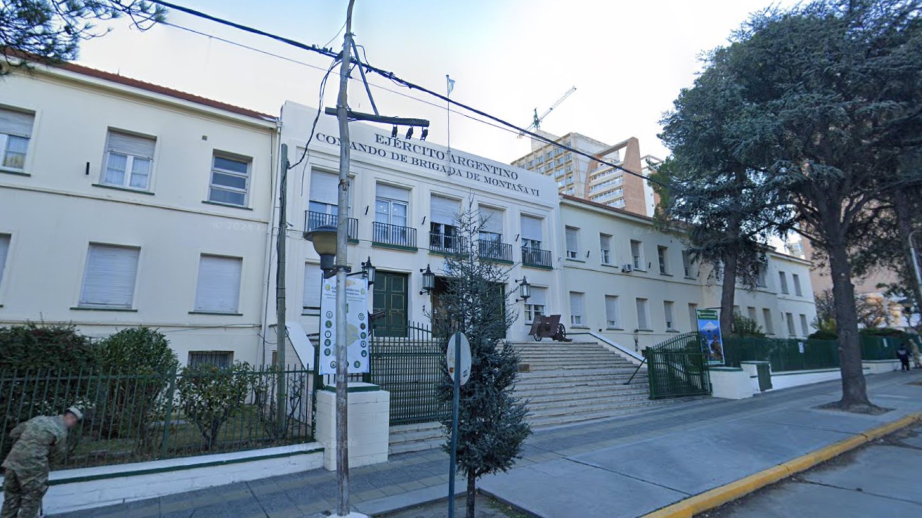 Pablo Todero marcó que un edificio del Ejército de Neuquén se puso a la venta. Foto: Captura Street View