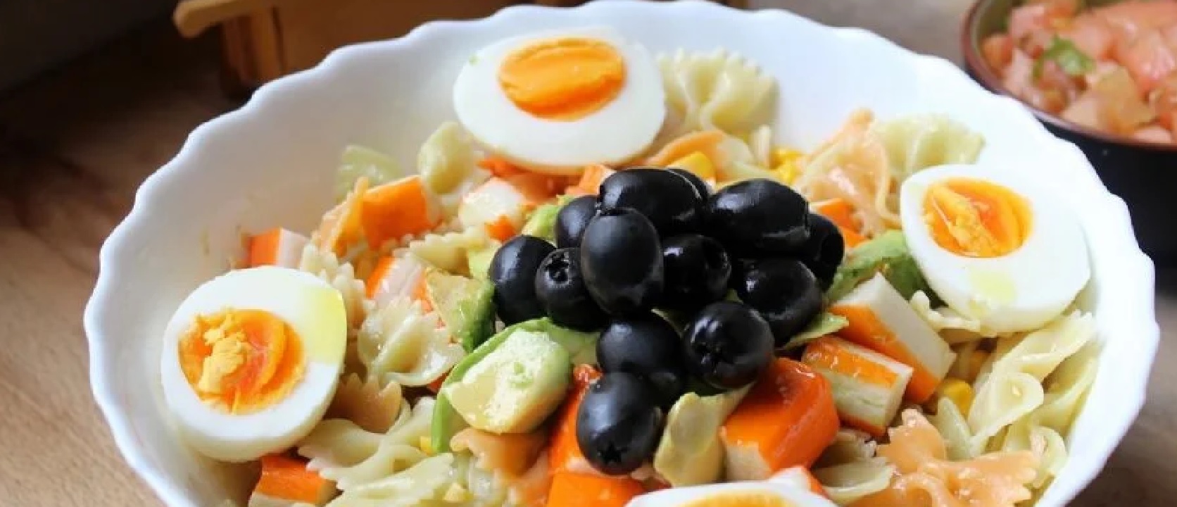 Ensalada playera con fideo moñitos. 