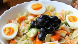 La nutritiva ensalada con fideos moñitos que es furor por su valor energético 