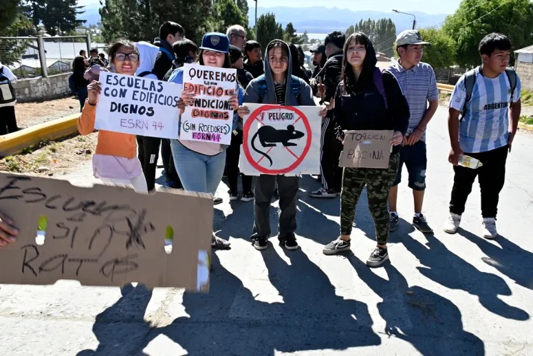 estudiantes de los secundarios 33 y 44 realizaron varias movilizaciones para protestar por el estado del edificio. ()archivo)