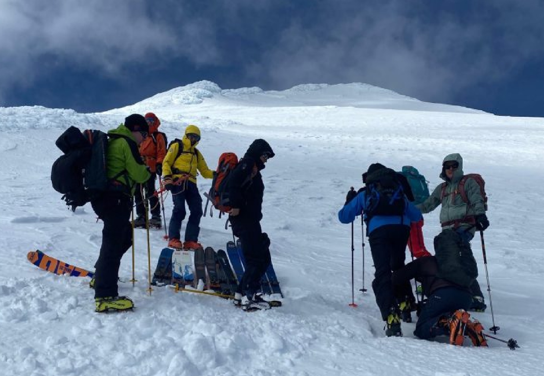 Sanción a turistas extranjeros y un guía argentino por escalar el Volcán Villarica en Chile 