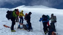 Imagen de Volcán Villarrica: detectan a turistas franceses y un guía argentino escalando el perímetro de exclusión