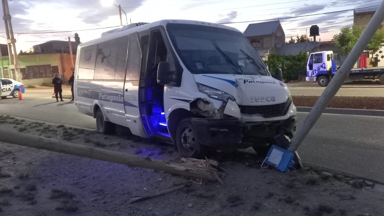 Una camioneta de transporte de Neuquén quiso doblar, calculó mal y chocó dos postes de luz.