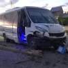 Imagen de Una camioneta de transporte de Neuquén quiso doblar, calculó mal y chocó dos postes de luz