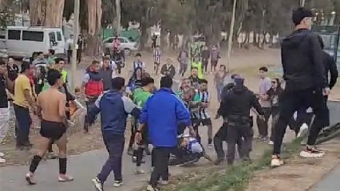 Batalla campal en Ciudad Deportiva. (Foto: Mejor Informado)