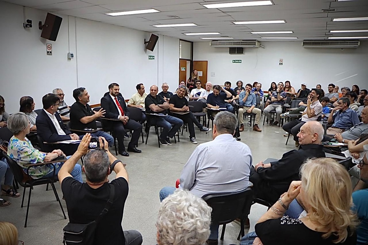 El foro reunió a un grupo de dirigentes y diputados provinciales en el auditorio de la Facultad de Ingeniería (Gentileza Mariano Mansilla)