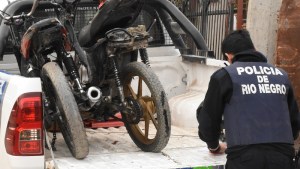 Corrían carreras clandestinas en Allen, se asustaron con la Policía y dejaron abandonada una moto