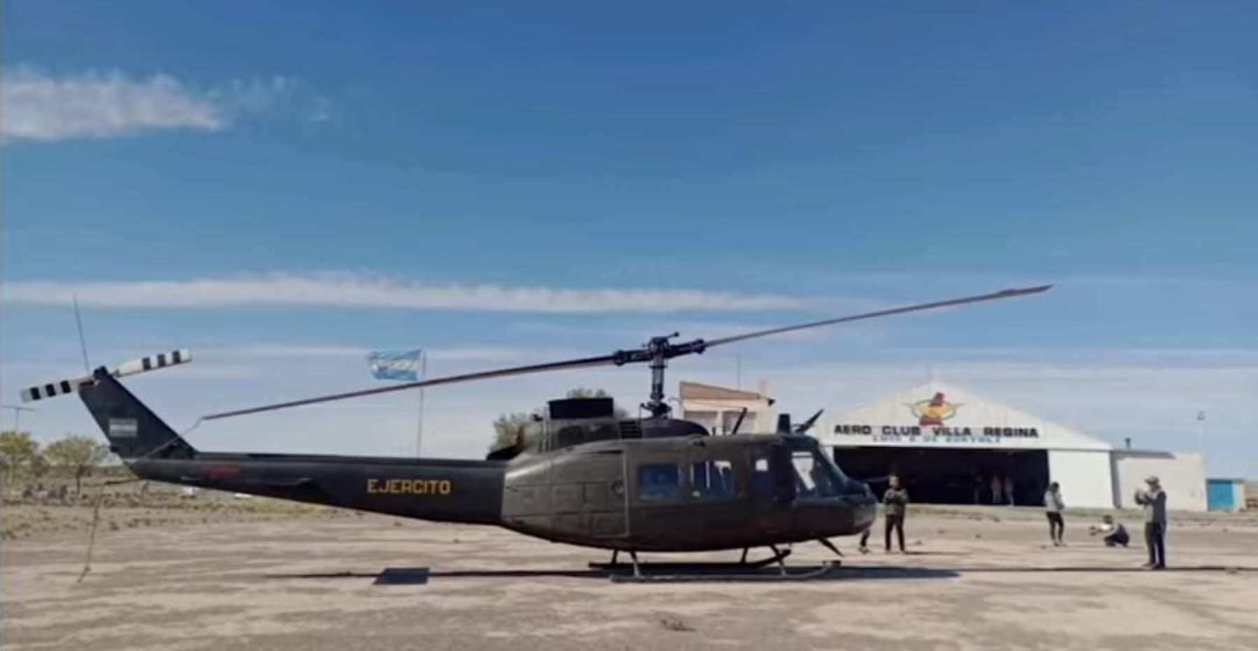 Un helicóptero paró en Alto Valle para cargar combustible. Foto: Captura video Aeroclub Regina