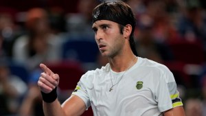 La bronca de Tomás Etcheverry por un fallo arbitral que lo perjudicó en su derrota ante Ben Shelton en el ATP 500 de Basilea