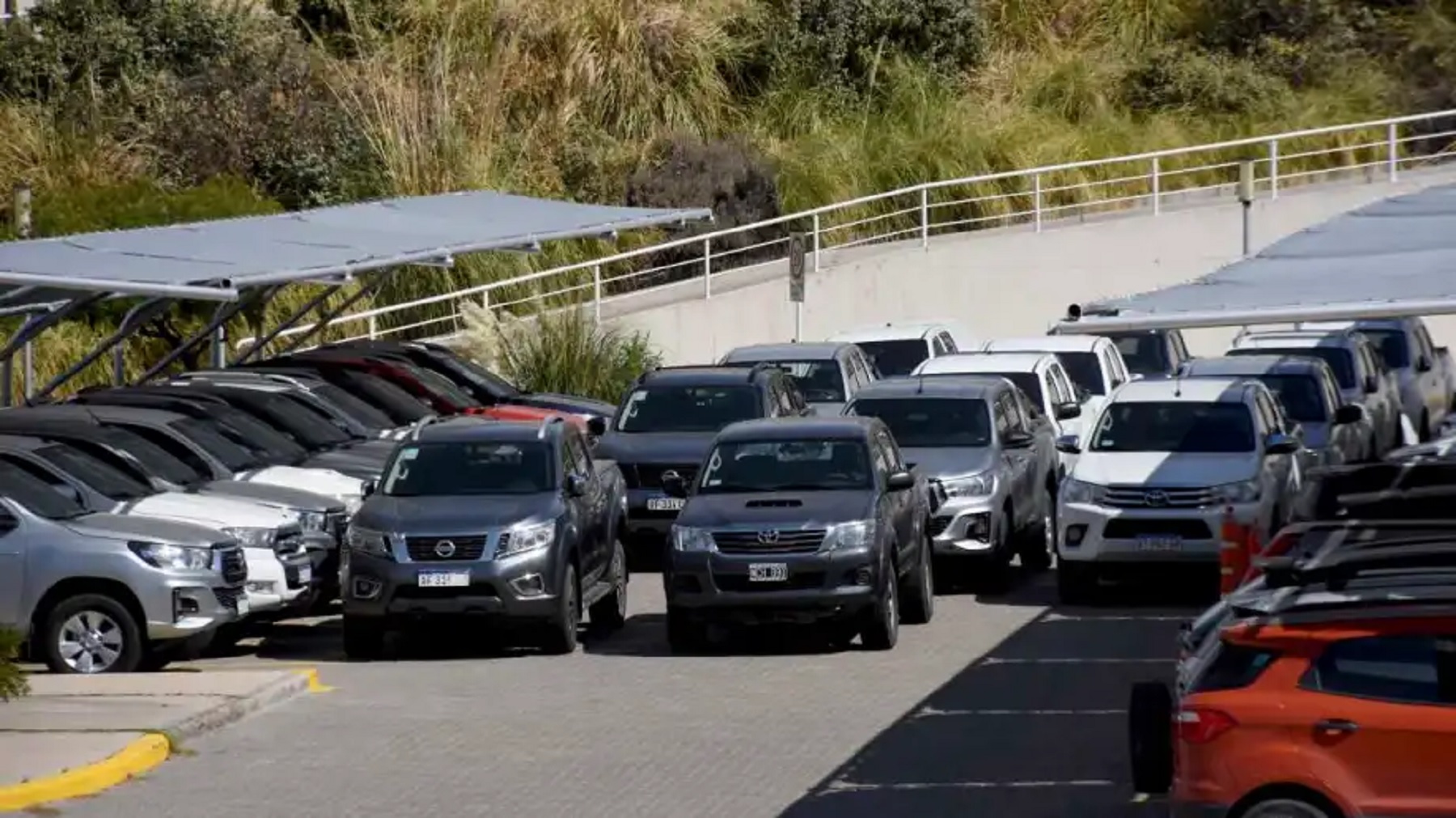 Camionetas en la Legislatura de Neuquén. Foto: Matías Subat