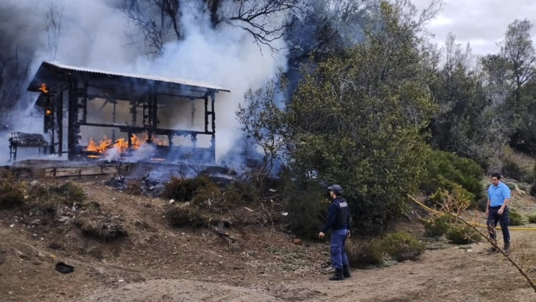 Incendio intencional en Moquehue. Foto: Bomberos Voluntarios Villa Pehuenia - Moquehue