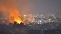 Imagen de Israel intensifica sus bombardeos contra Gaza y el sur de Líbano: murieron 19 personas en una mezquita