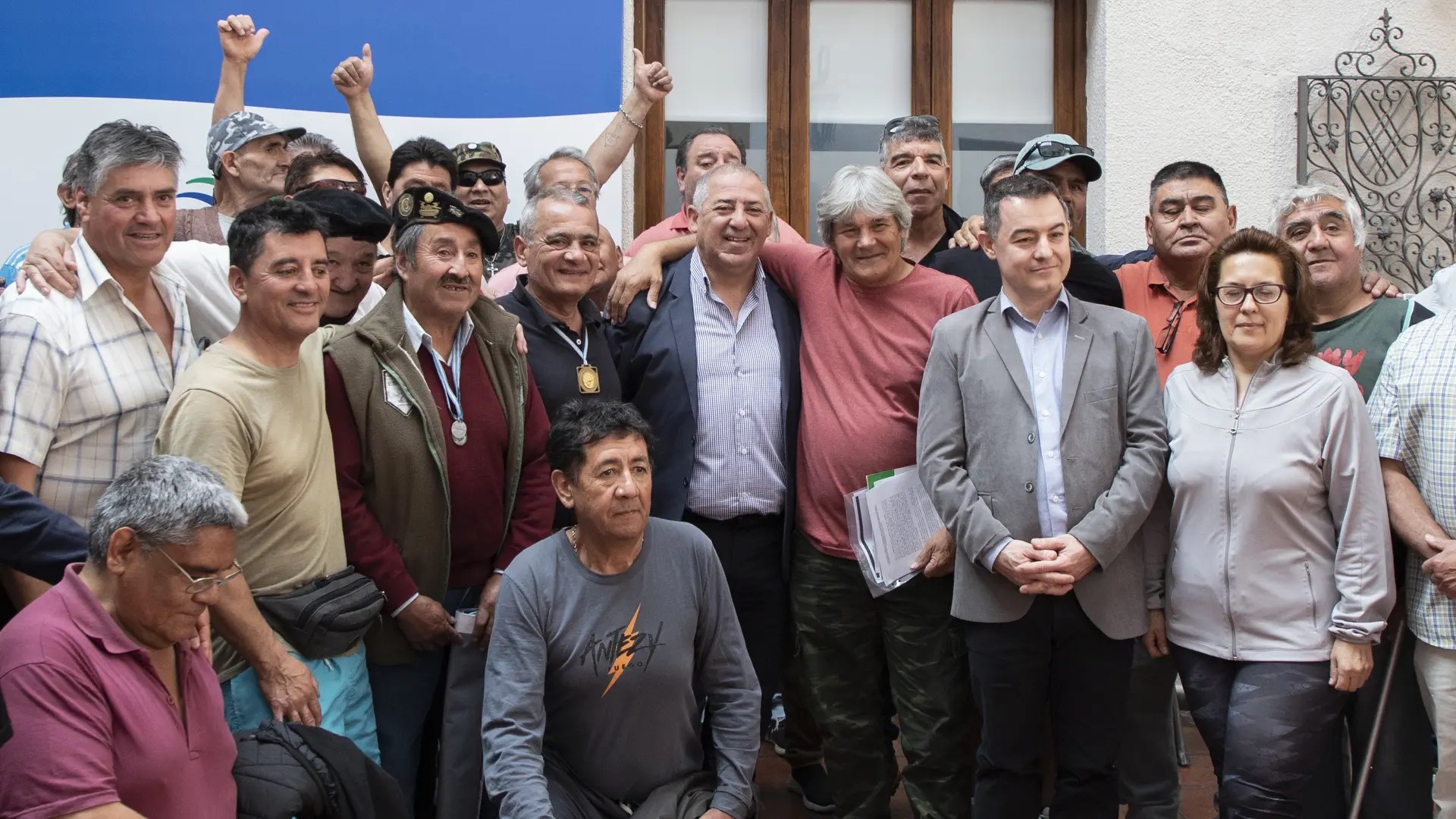 La firma del reconocimiento junto a los ex soldados continentales rionegrinos 