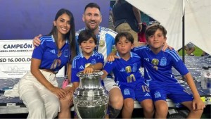 Orgullosos: Anto Roccuzzo y Leo Messi celebraron el campeonato que Mateo ganó en la Academia del Inter Miami 