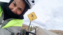 Imagen de Mónica celebró su cumpleaños en bici por la Ruta 40, pero no esperaba el regalo que le dejaría el viaje