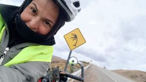 Mónica celebró su cumpleaños en bici por la Ruta 40, pero no esperaba el regalo que le dejaría el viaje