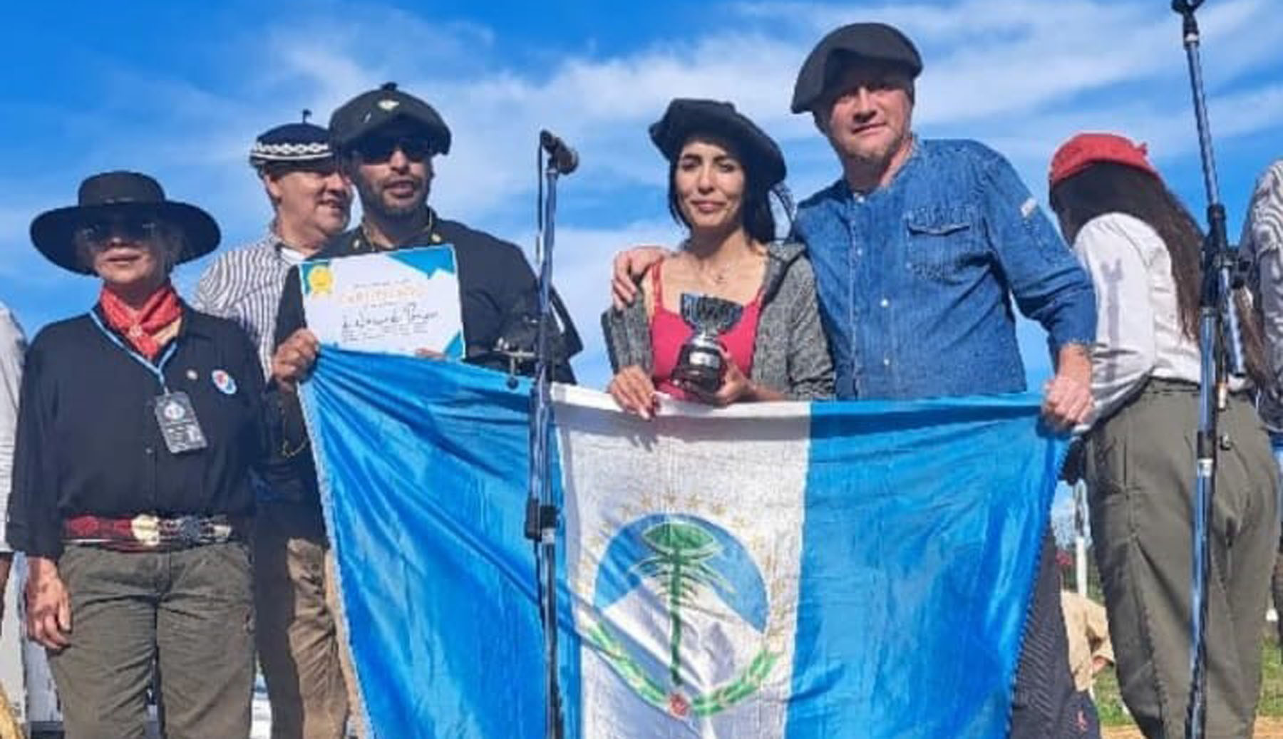 Con la bandera de Neuquén en alto. Foto: gentileza. 