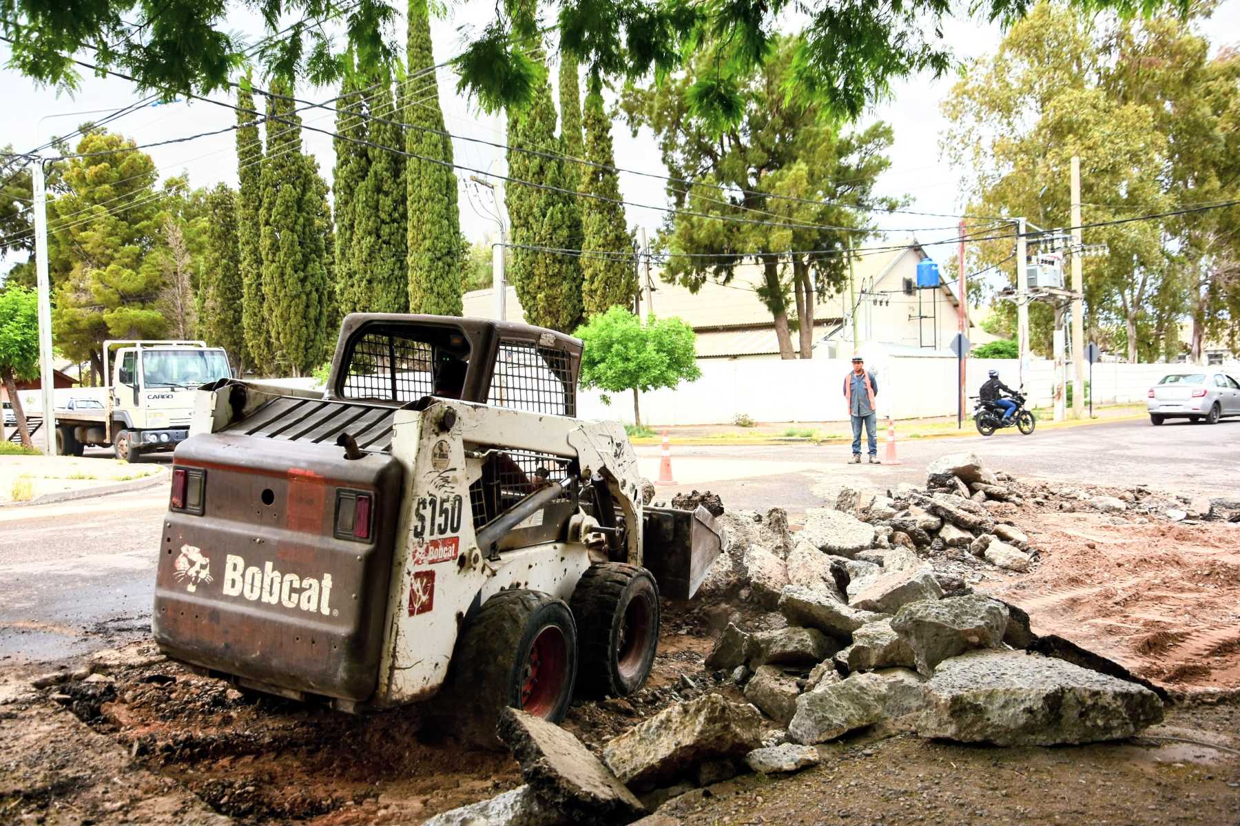 El bacheo de verano en Neuquén se hace tanto en desperfectos de homigón como en los pozos del pavimento flexible (foto Cecilia Maletti)