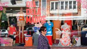 Día de la madre en Neuquén: comercios vacíos pero esperan las compras de último momento