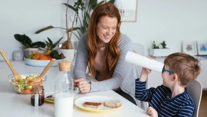 Sueldos de empleadas domésticas: cuánto cobran niñeras y auxiliares en noviembre 2024