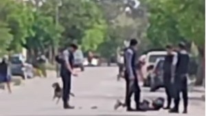 Pelea entre familias, amenazas con una tumbera y piedrazos contra la policía en un barrio de Roca