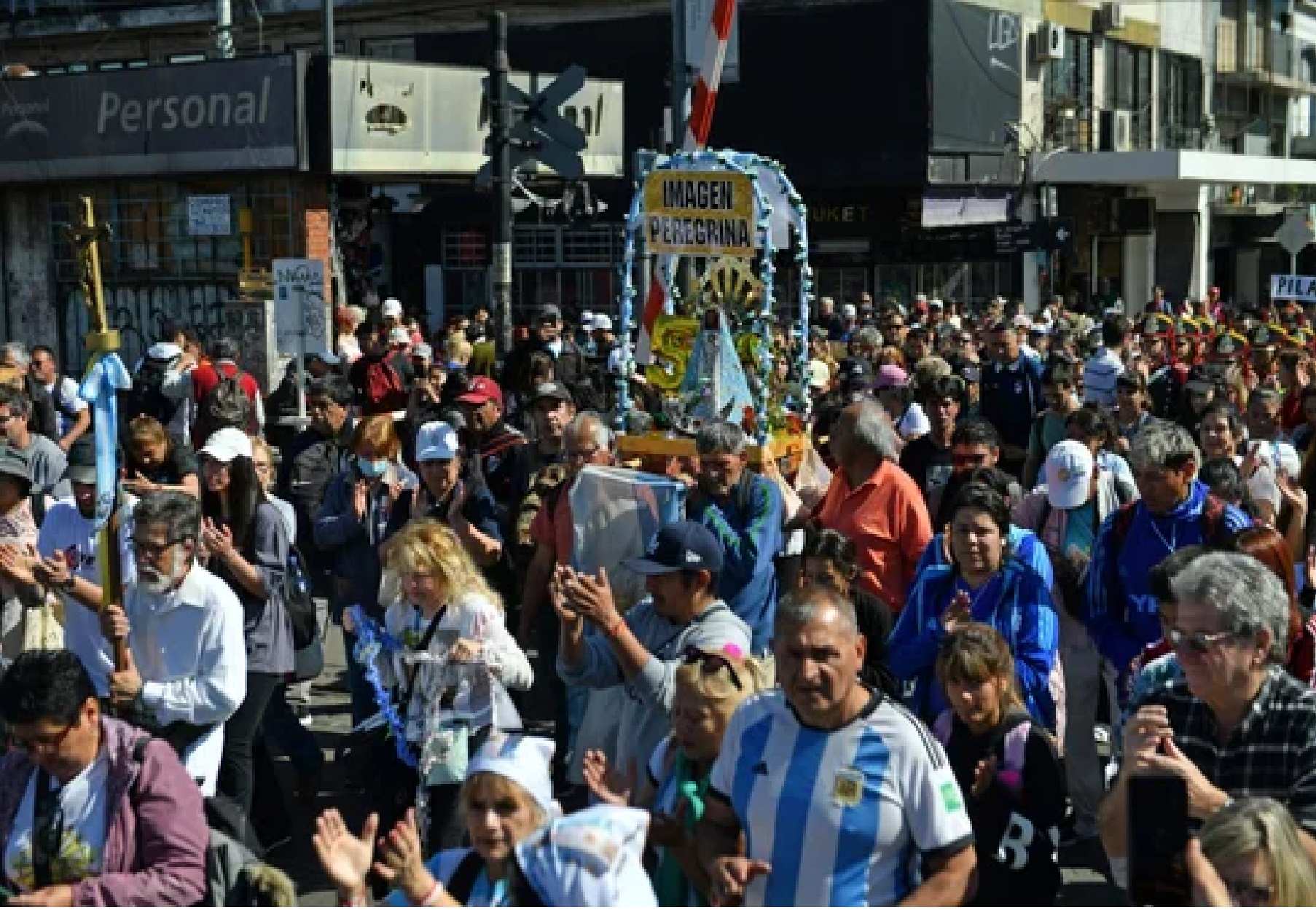 Miles de fieles peregrinaron a Luján para pedirle y agradecerle a la Virgen (Foto: Gentileza NoticiasArgentinas)