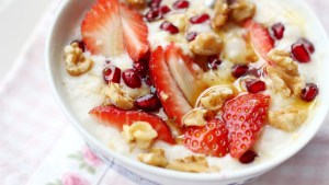 El simple postre con avena y frutas que te ayuda a ganar masa muscular 