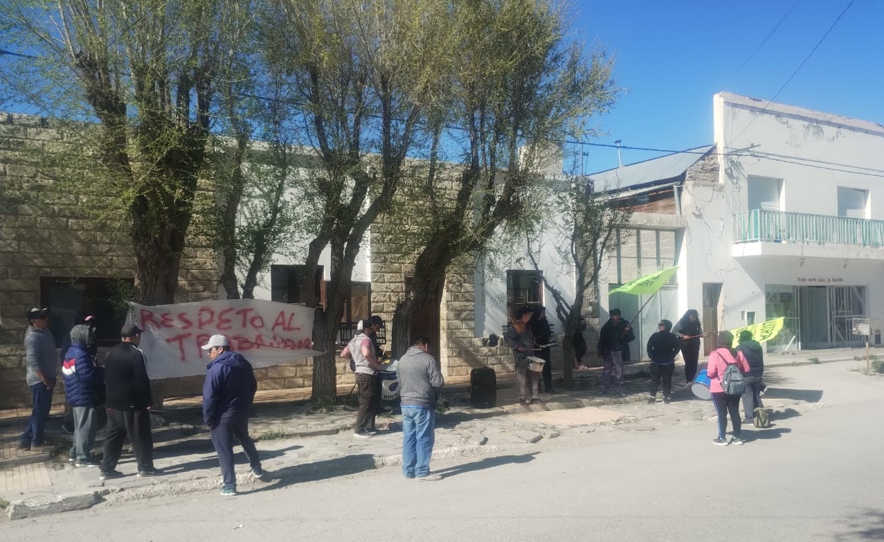 Referentes de la Uocra se manifestaron frente a la oficina de patagonia Gold en el centro de Jacobacci. Gentileza