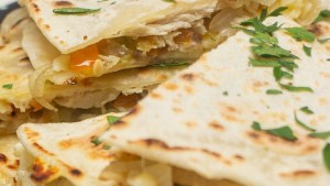 Quesadillas caseras de pollo, ideales para llevar al trabajo o al colegio