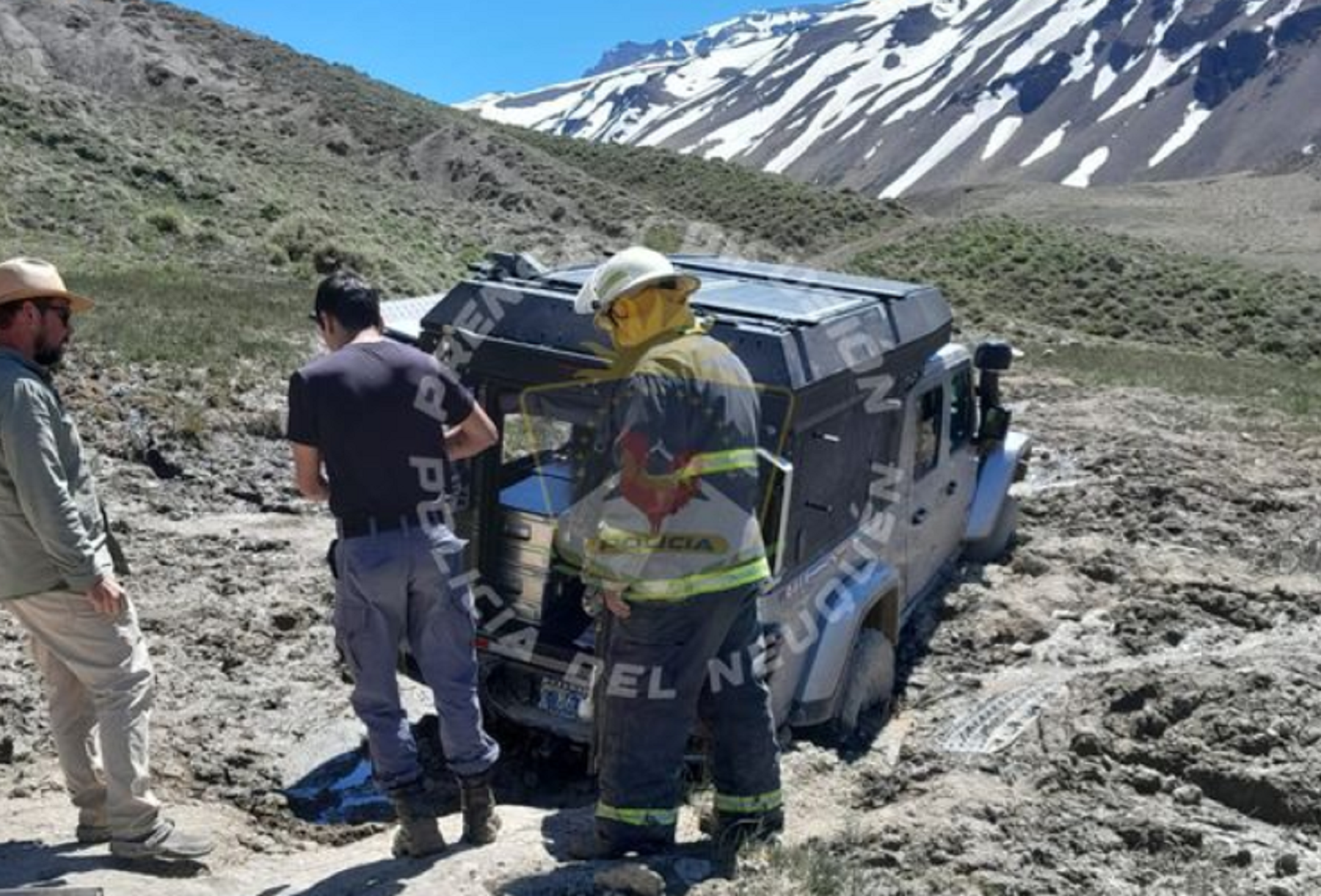 Rescataron a una familia que quedó varada en una ruta de Neuquén. 