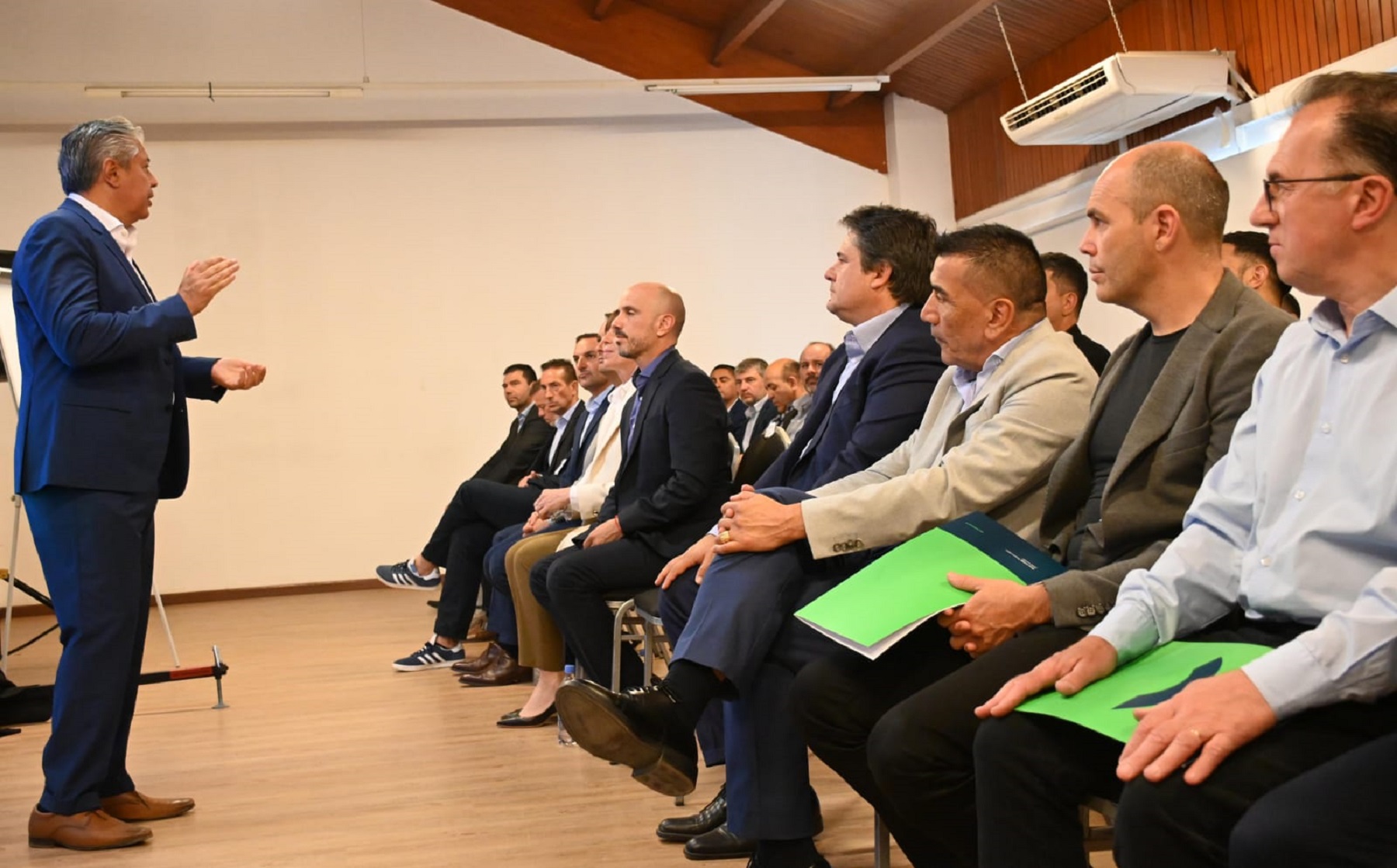 El gobernador Rolando Figueroa reunió a los intendentes en el Duam. Foto: Florencia Salto.