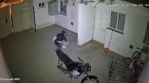 Imagen de A upa, así robaron una moto y una bicicleta en Cipolletti: quedaron filmados