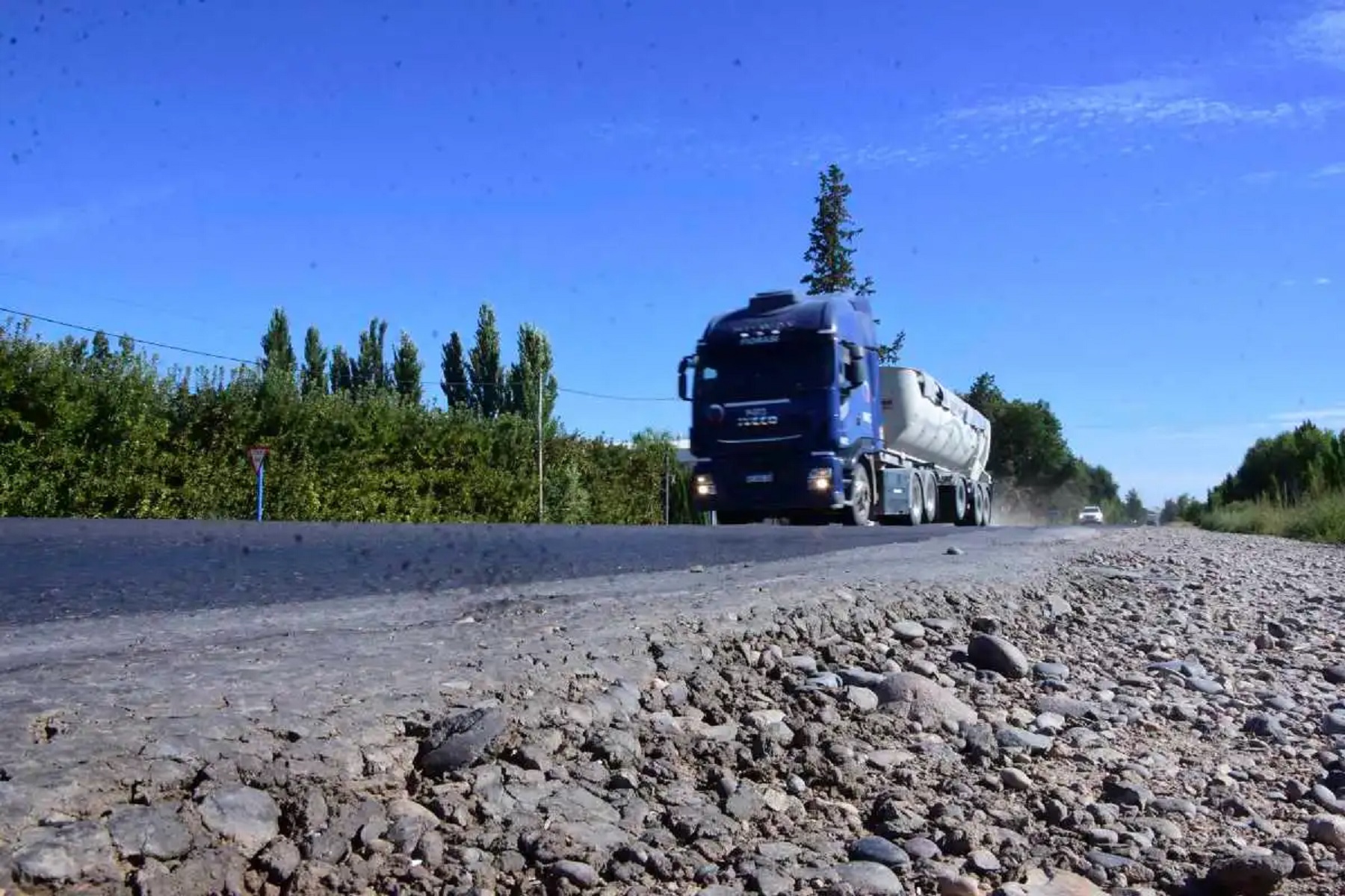 Paso de camiones de Vaca Muerta. Crédito Alejandro Carnevale.