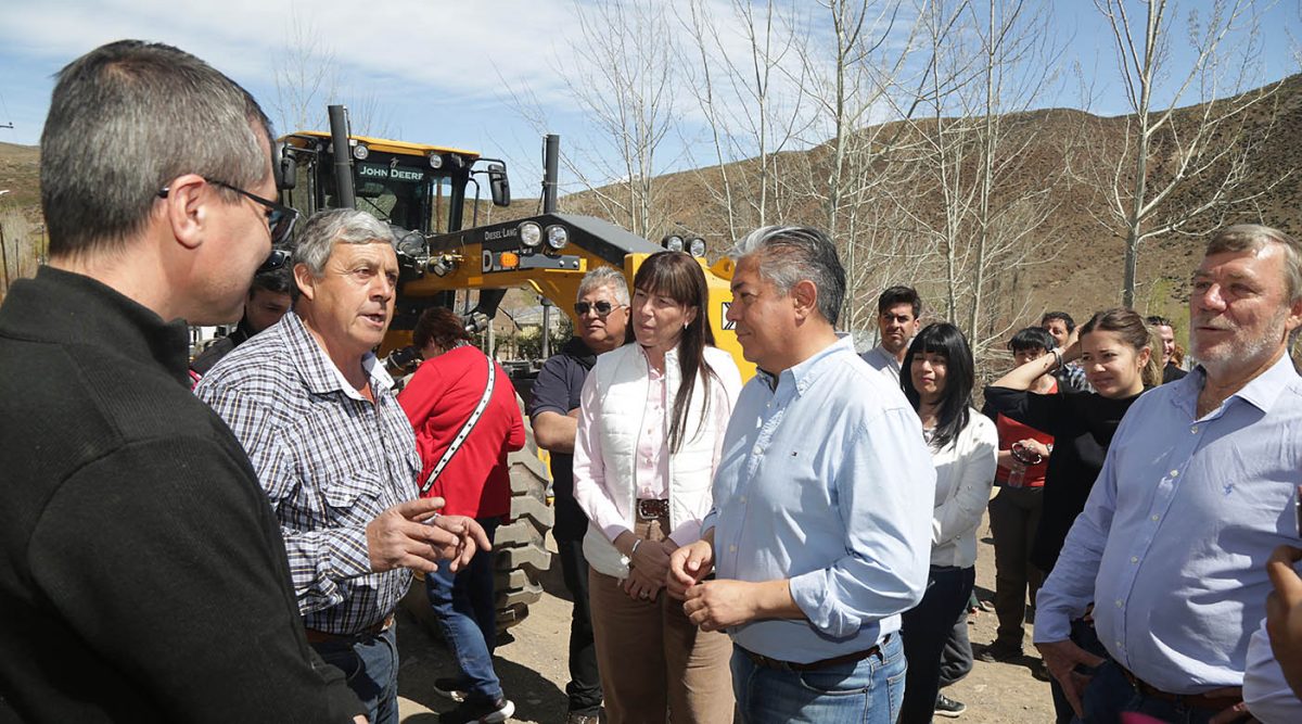 Rolando Figueroa entregó maquinaria vial en Coyuco Cochico. Foto: gentileza.