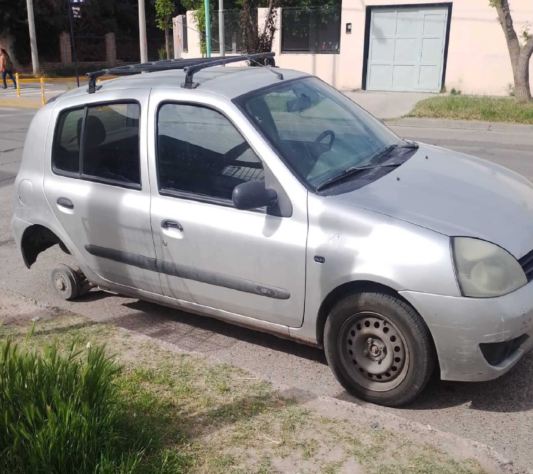 Entró a un turno médico en Neuquén y cuando salió le faltaba una rueda a su auto: "Fueron 15 minutos" (Foto: gentileza)