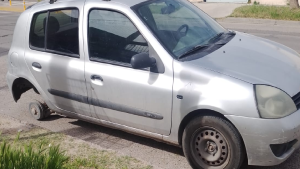 Entró a un turno médico en Neuquén y cuando salió le faltaba una rueda a su auto: «Fueron 15 minutos»